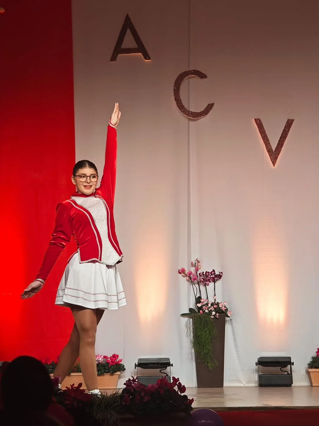 Tanzmariechen Laura Albert bei einem Bühnenauftritt des ACV Losse Babbele